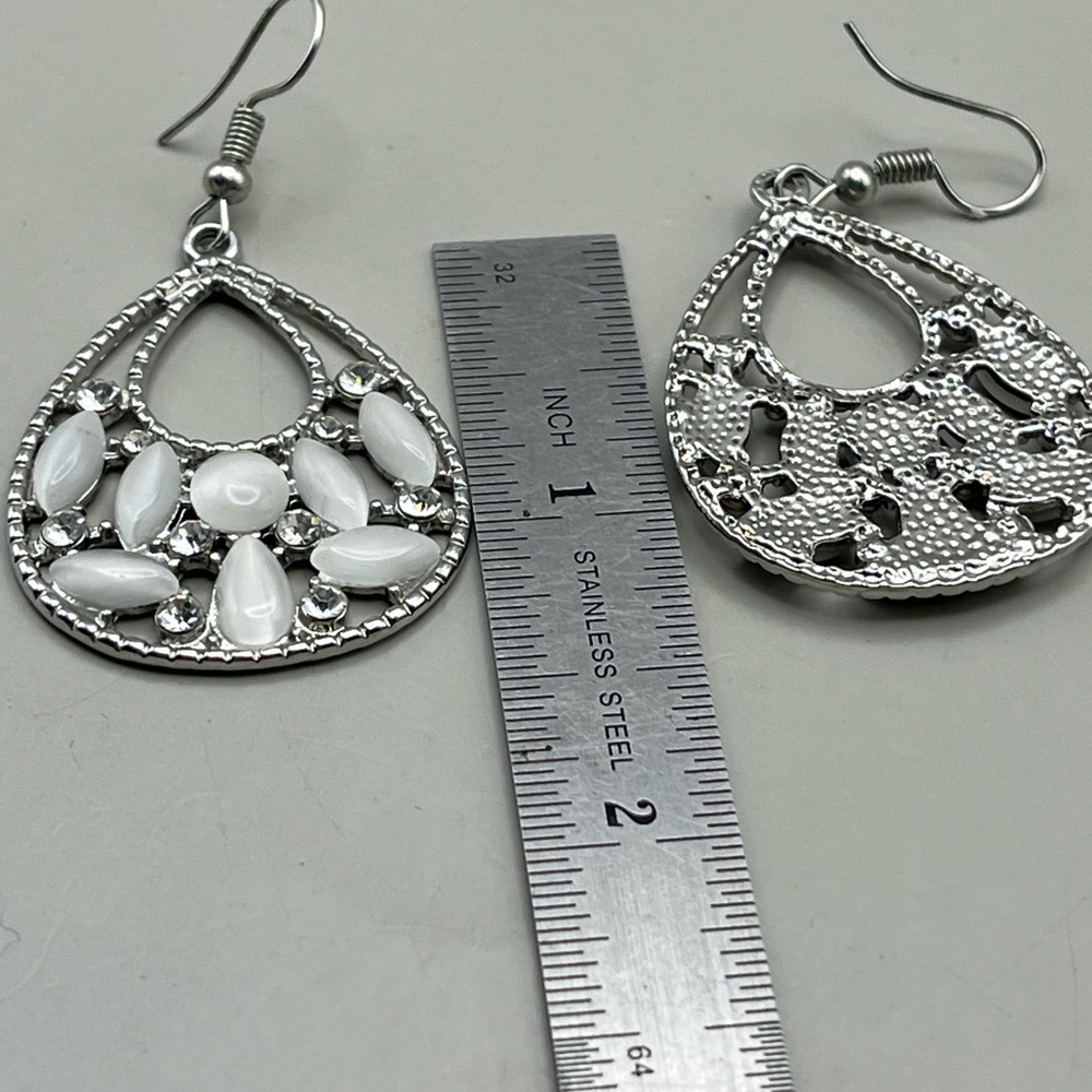 Elegant Silver and White Teardrop Earrings - Picture 2 of 3